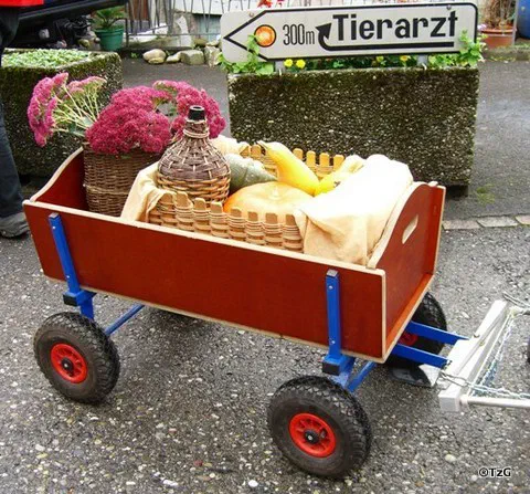 Bollerwagen mit Bretterrahmen, beladen